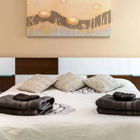 Cozy 3bd Seaside Apartment! Wifi And Great Location! *