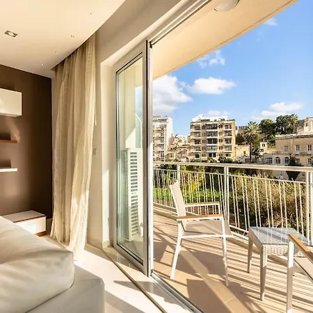 Cozy 3bd Seaside Apartment! Wifi And Great Location! *