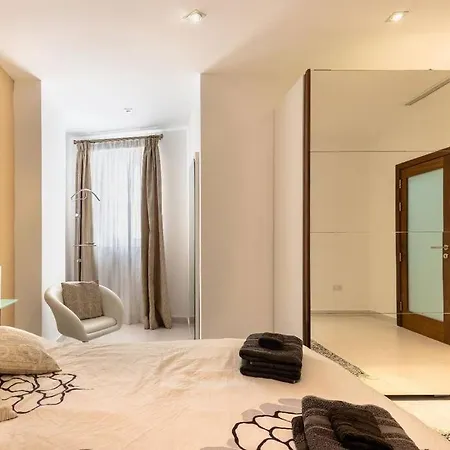 Cozy 3bd Seaside Apartment! Wifi And Great Location! *